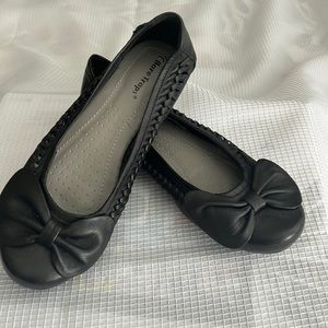 Bare traps leather flats.  Good condition intricate design.